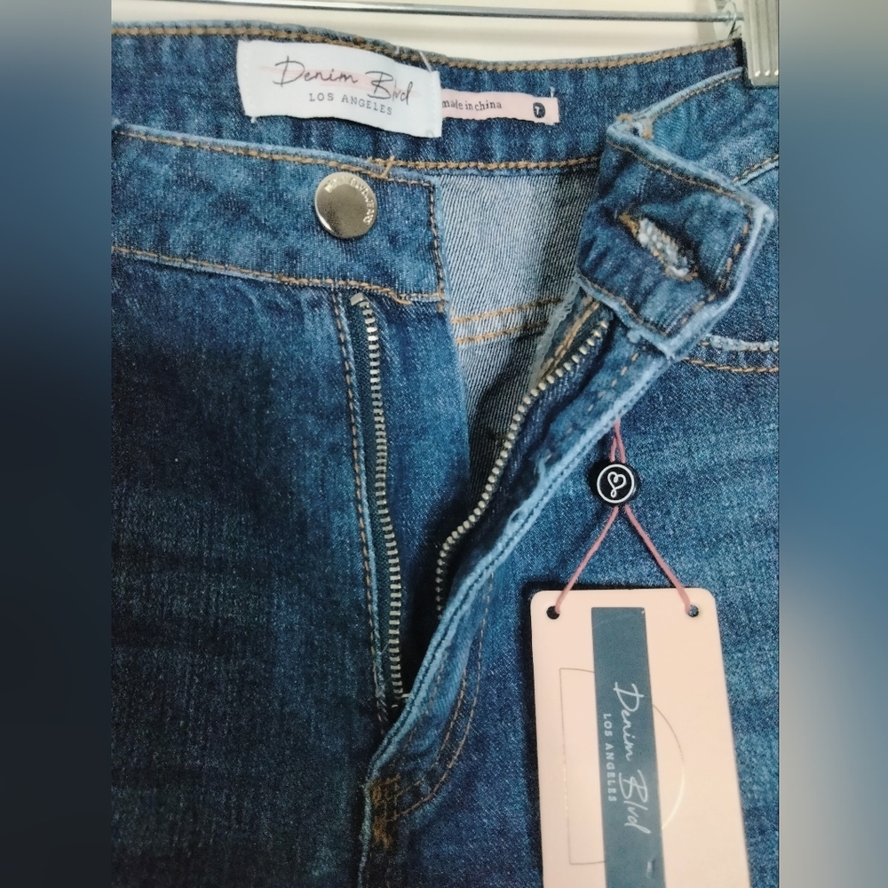 Denim Blvd Los Angeles (Size 7) Boyfriend Distressed Denim Jeans (NWT) - Picture 3 of 9